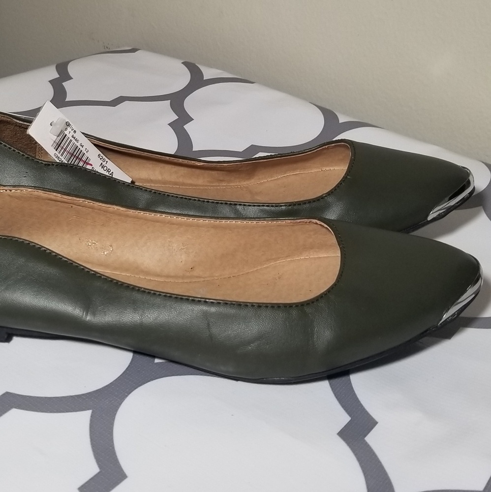 *PRICE DROP* Women's dress flat- Size 9 Dress Barn